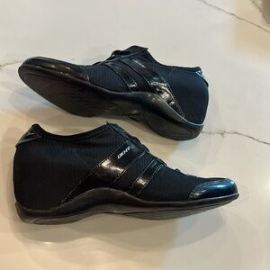 DKNY Glossy Black Lace-Up Sneakers 6.5 Like New. Good arch support. Dressy